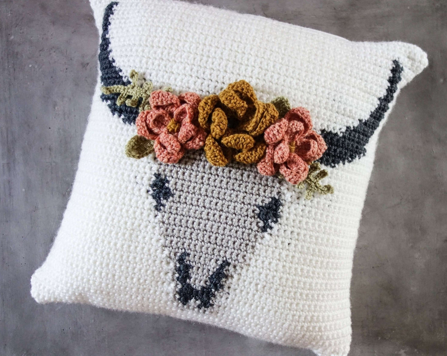 Patron au crochet - Coussin crâne fleuri - Crochetmilie