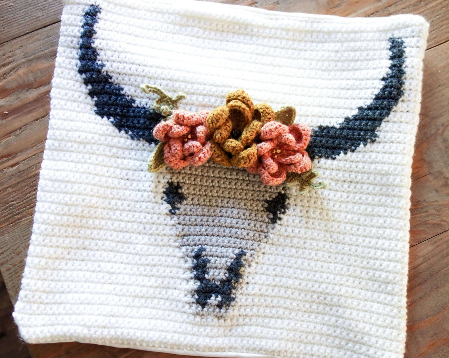 Patron au crochet - Coussin crâne fleuri - Crochetmilie