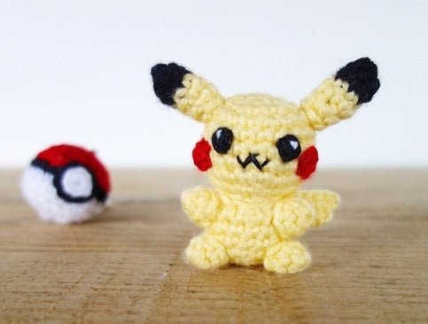 Pikachu et sa Pokeball - Crochetmilie